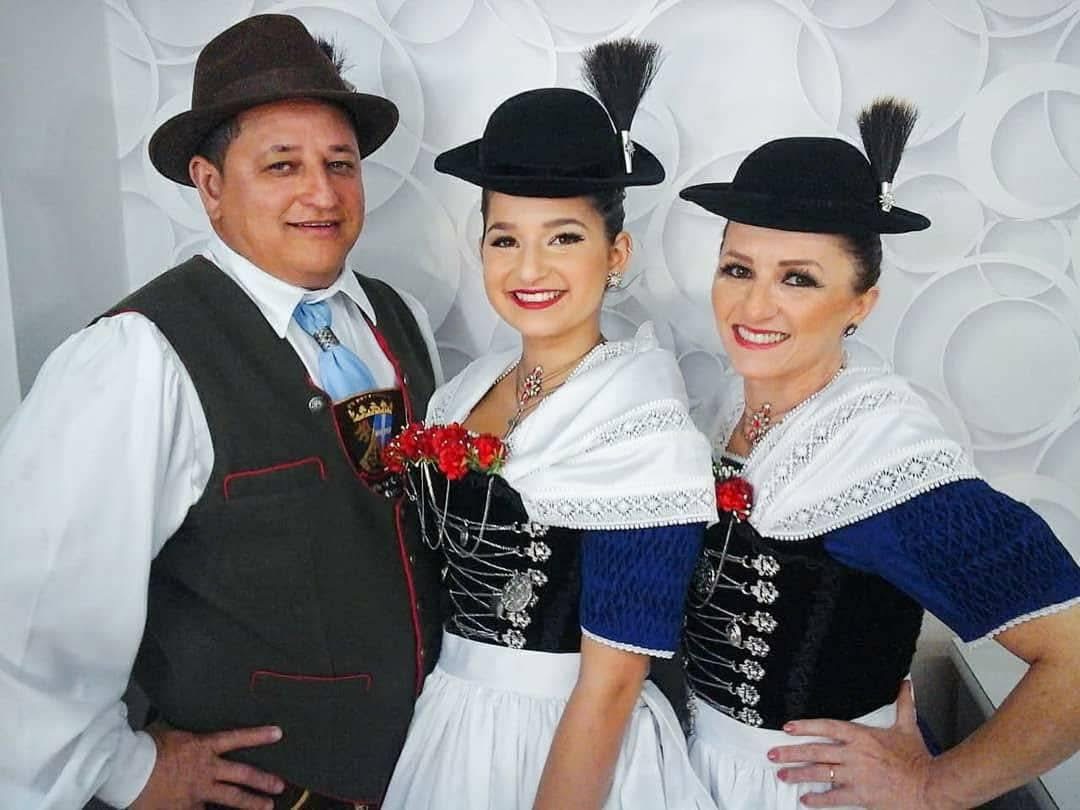 Pai de Nínive (Rogério de Carvalho), Nínive e sua mãe (Erlinéa Degen) nos trajes do Grupo de Danças Folclóricas Alemãs Bergfreunde.